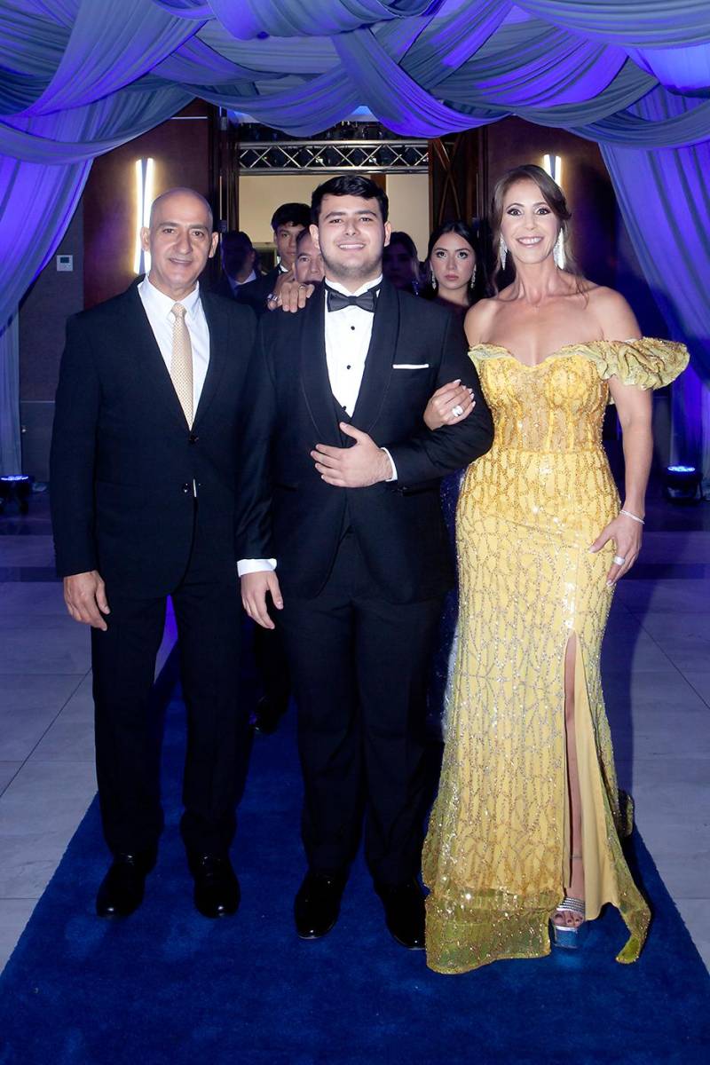 Patrick Alessandro Faraj Fatouleh con sus padres Ramzi y Mary de Faraj.