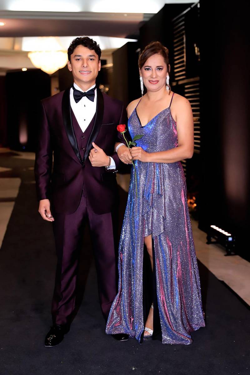 Desfile padres e hijos de la prom 2025 de DelCampo School