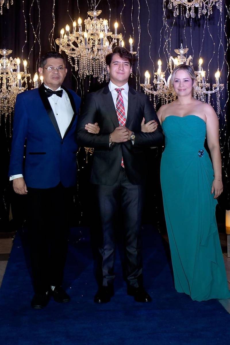 Oscar Sánchez y Karen Martínez con su hijo Oscar Gabriel.