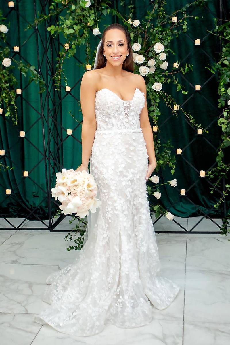 Johana Raquel irradiaba belleza en su vestido nupcial, deslumbrando a todos con su presencia.