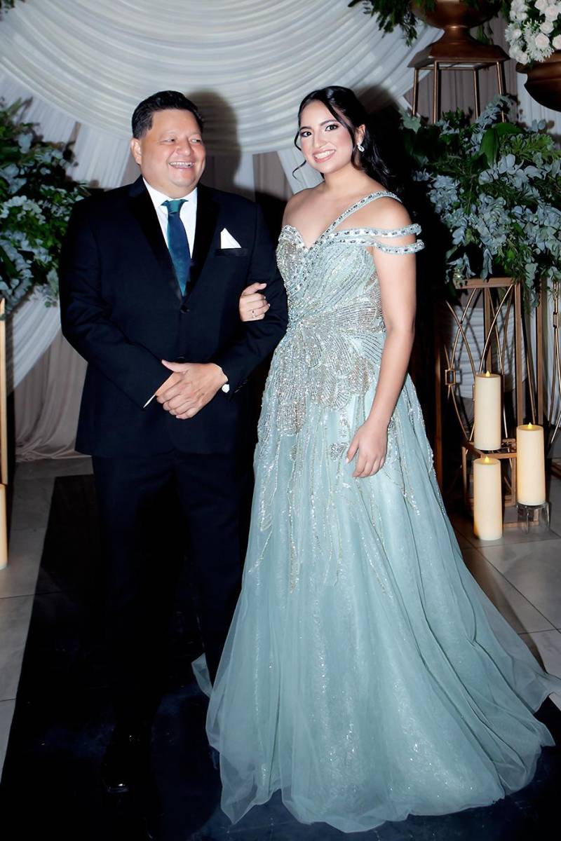 Ariana Sofía Suazo Fernández con su padre Carlos Román Suazo