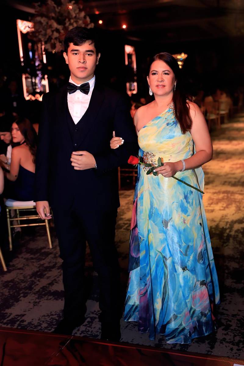 Desfile padres e hijos de la prom 2025 de DelCampo School