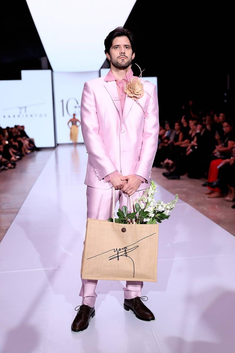Impecable pant suit de mikado waffle con camisa de gazar de seda en un suave contraste con tote bags de yute con el logo del diseñador