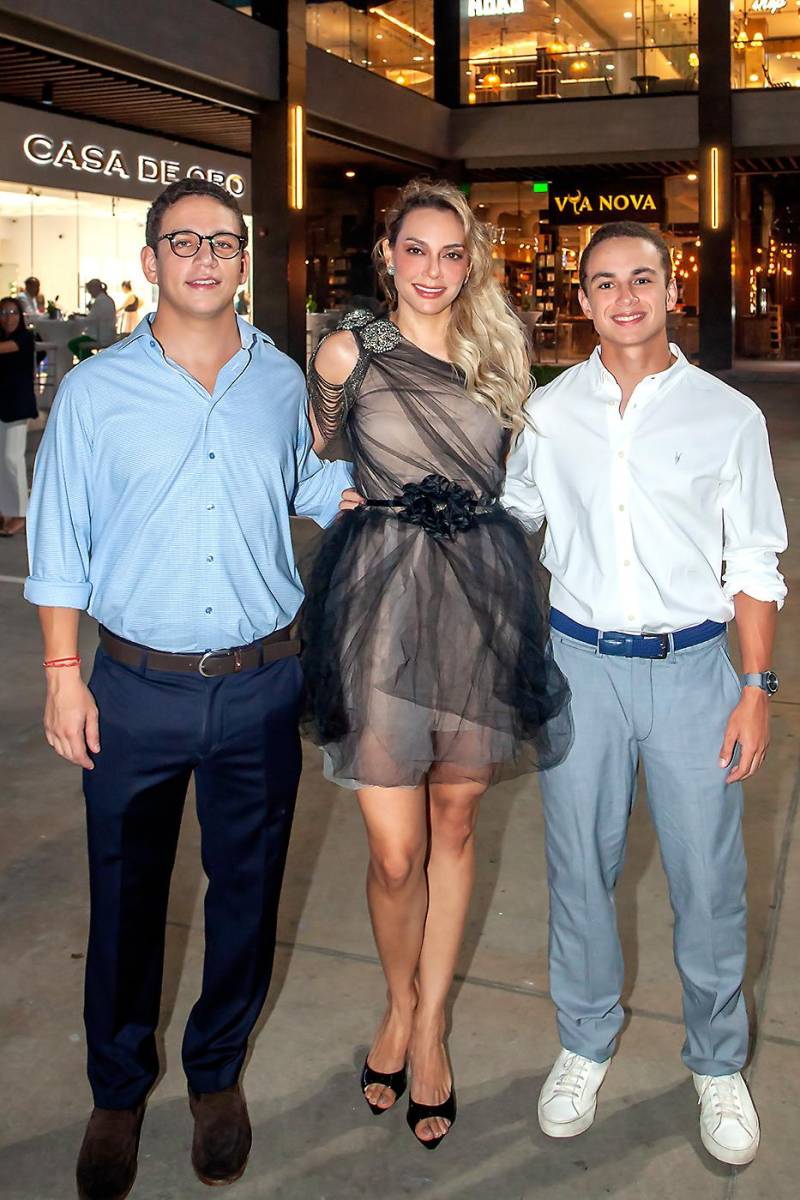 Eduardo Valenzuela, Gabriela Bardales y Adrián Valenzuela.