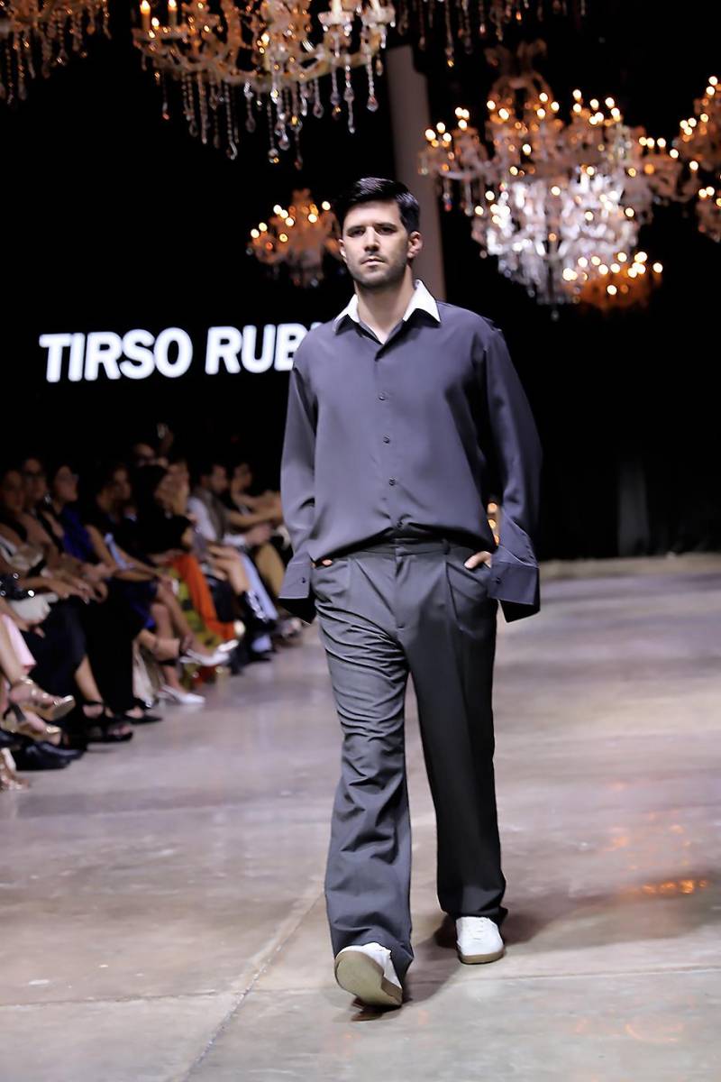 En esta colección Tirso Rubio propone piezas lounge wear diseñadas para existir dentro de estos espacios o por lo menos transportarnos a ese mundo utópico. “Analicé de qué forma podría tener ese mismo proceso creativo arquitectónico, pero en las prendas. No me baso en las formas de los edificios ni casa, sino más bien en los procesos, color y asemejar texturas”
