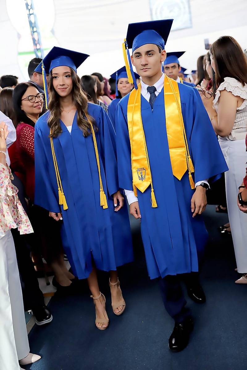 Desfile de graduados en Macris School 2023