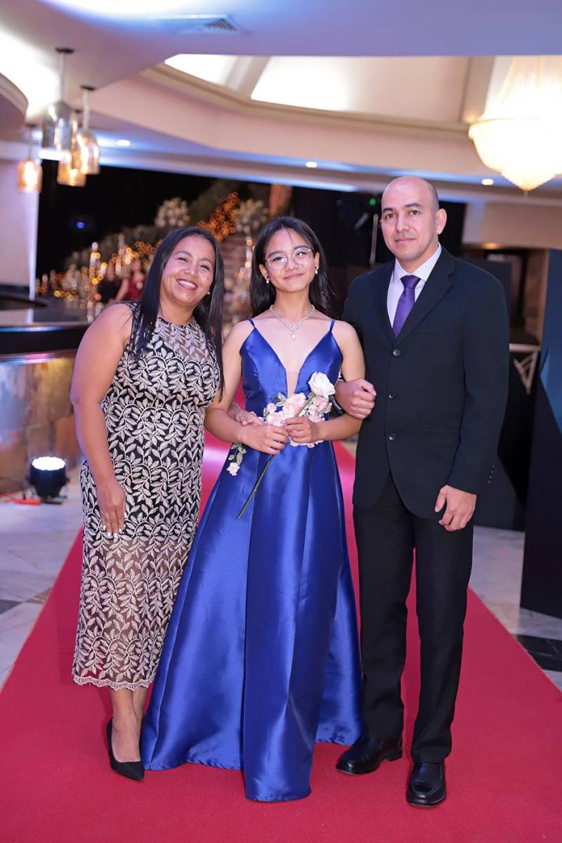 Desfile padres e hijos de la prom 2024 del Instituto Sagrado Corazón
