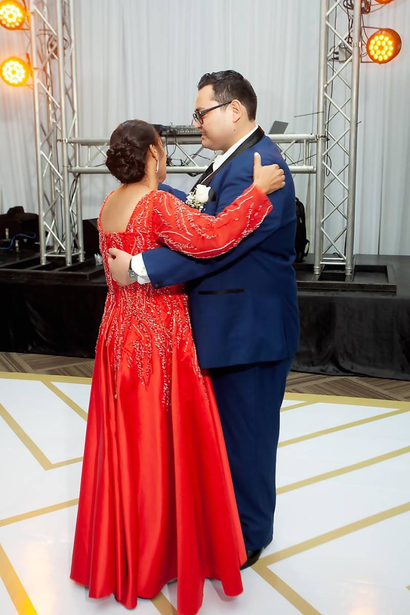 Sonia Maribel Reyes y su hijo Douglas al momento del vals.