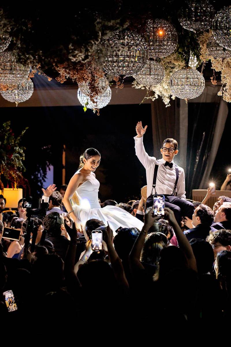 La celebración de Renée y Rodrigo refleja una hermosa fusión de herencia cultural y amor contemporáneo, marcando el inicio de una nueva etapa en sus vidas con alegría y significado.