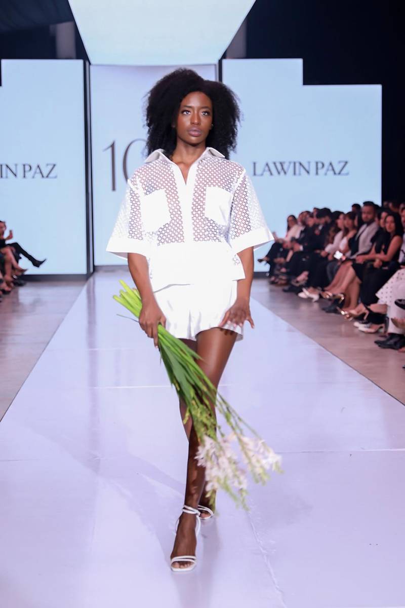 Impecables camisas con tejidos de algodón y detalles artesanales, desfilaron en la pasarela en la que Lawin convierte la simpleza cotidiana en sofisticación, celebrando la identidad hondureña desde una perspectiva global