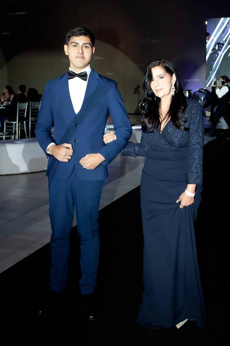 Daniel Cortés con su madre Yumana Bandy.