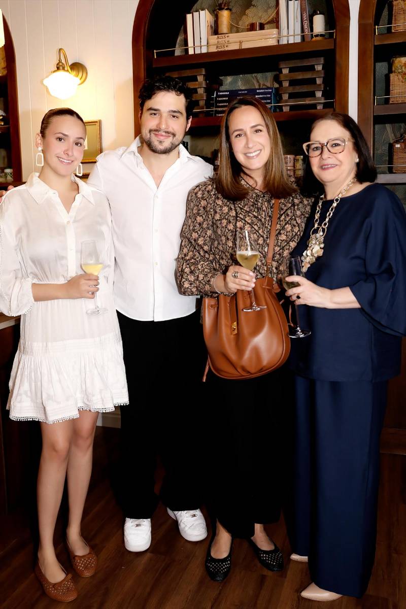 Adriana Schacher, Juan Carlos Hilsaca, Claudia Schacher y Lolita Reina