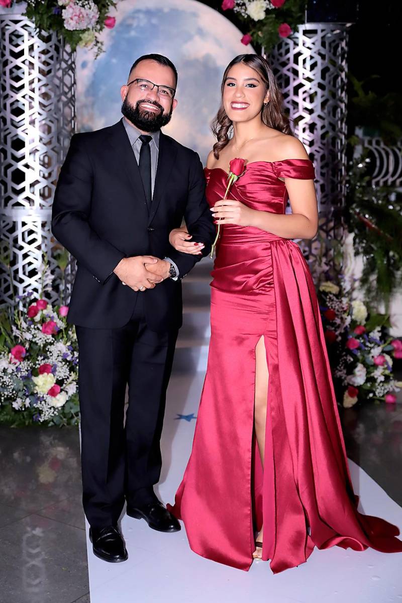 Desfile padres e hijos de la prom 2024 del Instituto San José del Carmen