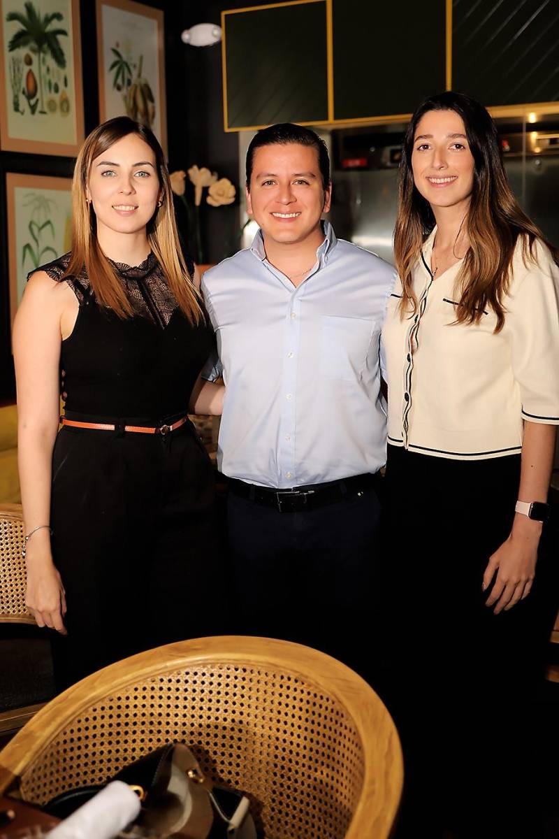 Evelyn Tabora, Rodrigo López Castellanos y Franchesca García.