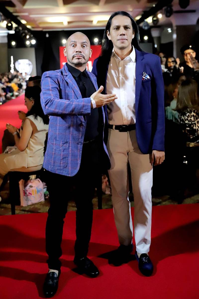 El pintor Ciserón y el diseñador Roverto Ramírez al final del runway