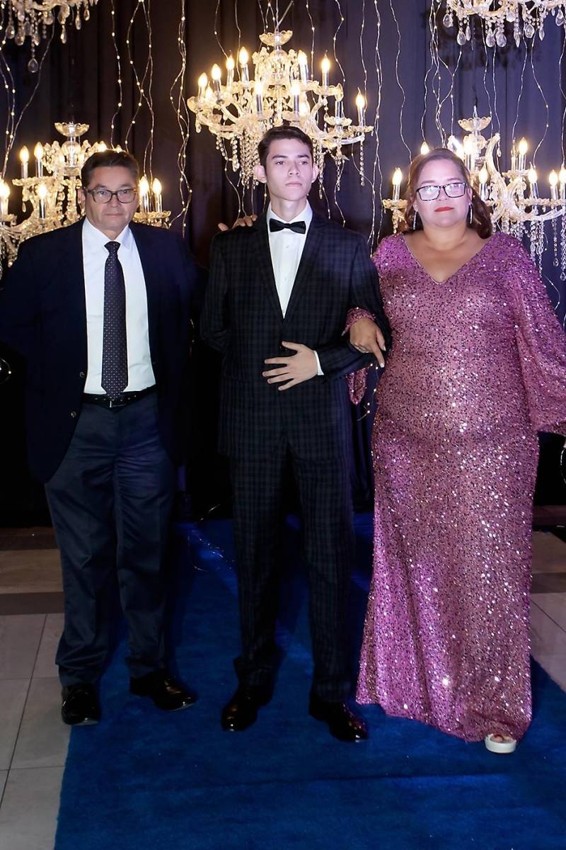 Martin Pérez y Wendy Aguilar con su hijo Austin Martín.