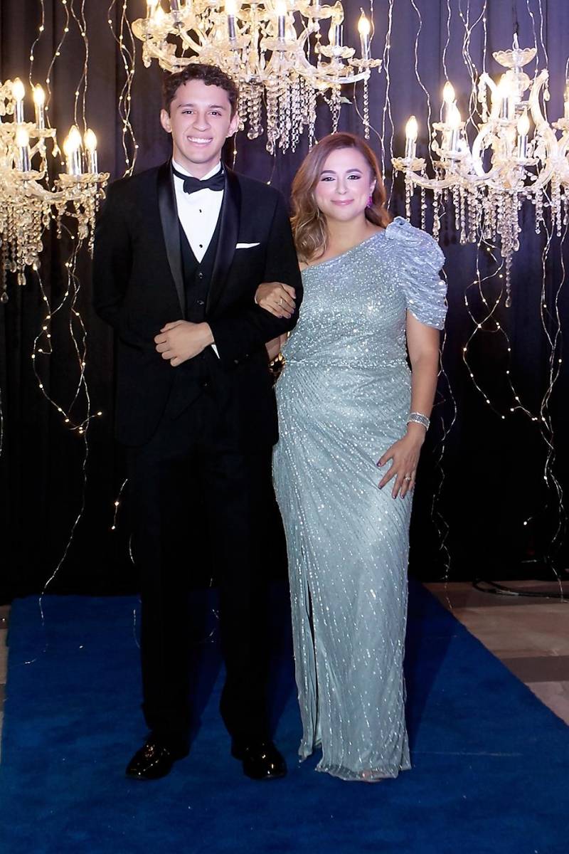 Diego Alberto Cervantes y su madre Karla Funes.