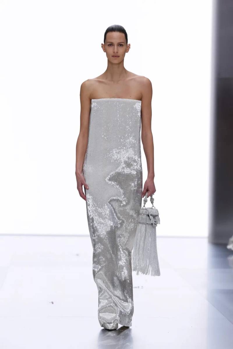 El “Scatola” look, una nueva silueta que se presenta en vestidos con estilo recto.