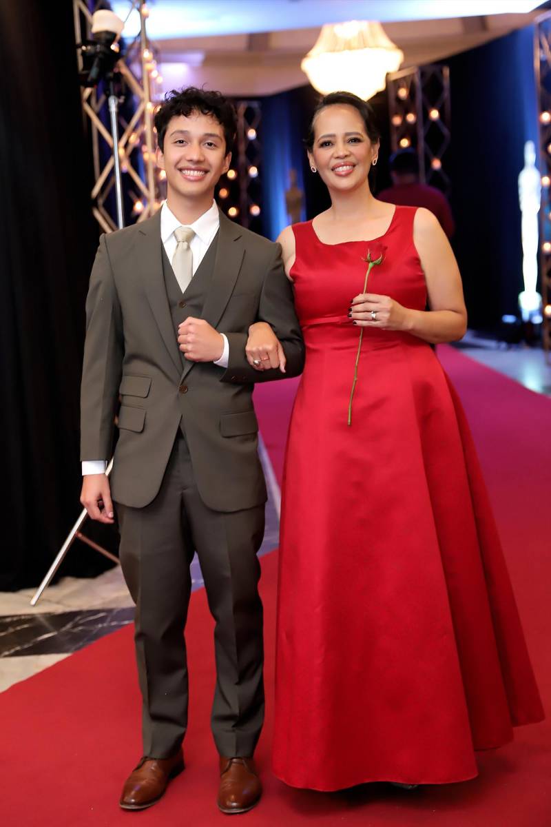 Desfile padres e hijos de la prom 2025 del Instituto San José del Carmen