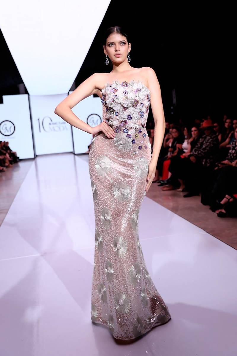 Vestido columna con aplicaciones florales en 3D en el top y delicados destellos de brillo
