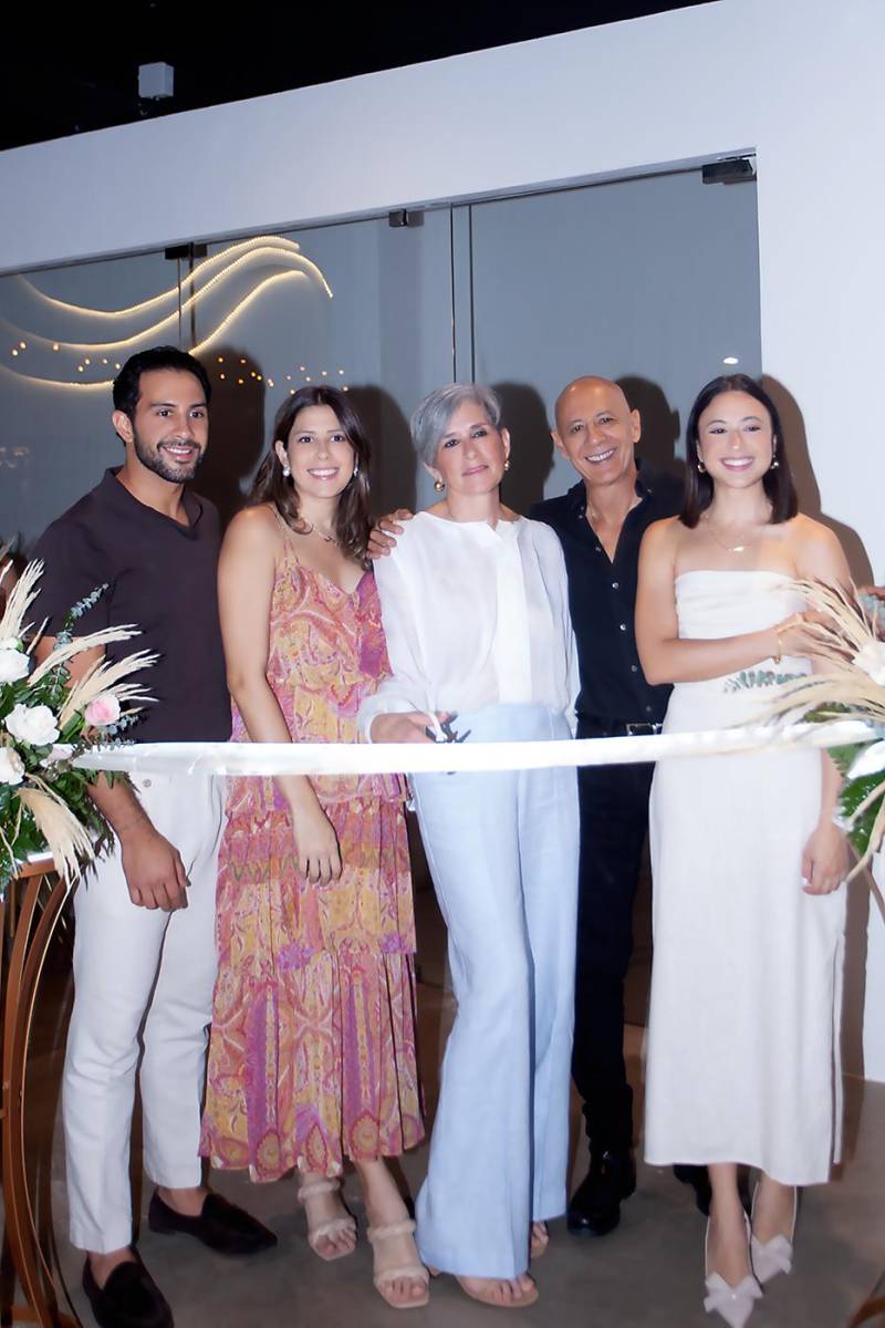 Fernando, Michelle, Carmen, Junio y Stephanie Marsan, durante el corte de cinta de A’reve Studio