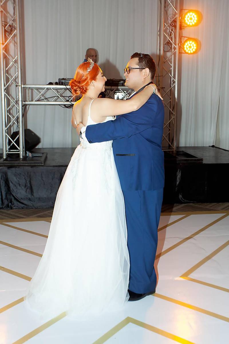 Annie Rivera y Douglas Flores disfrutan de su primer baile ahora como esposos.