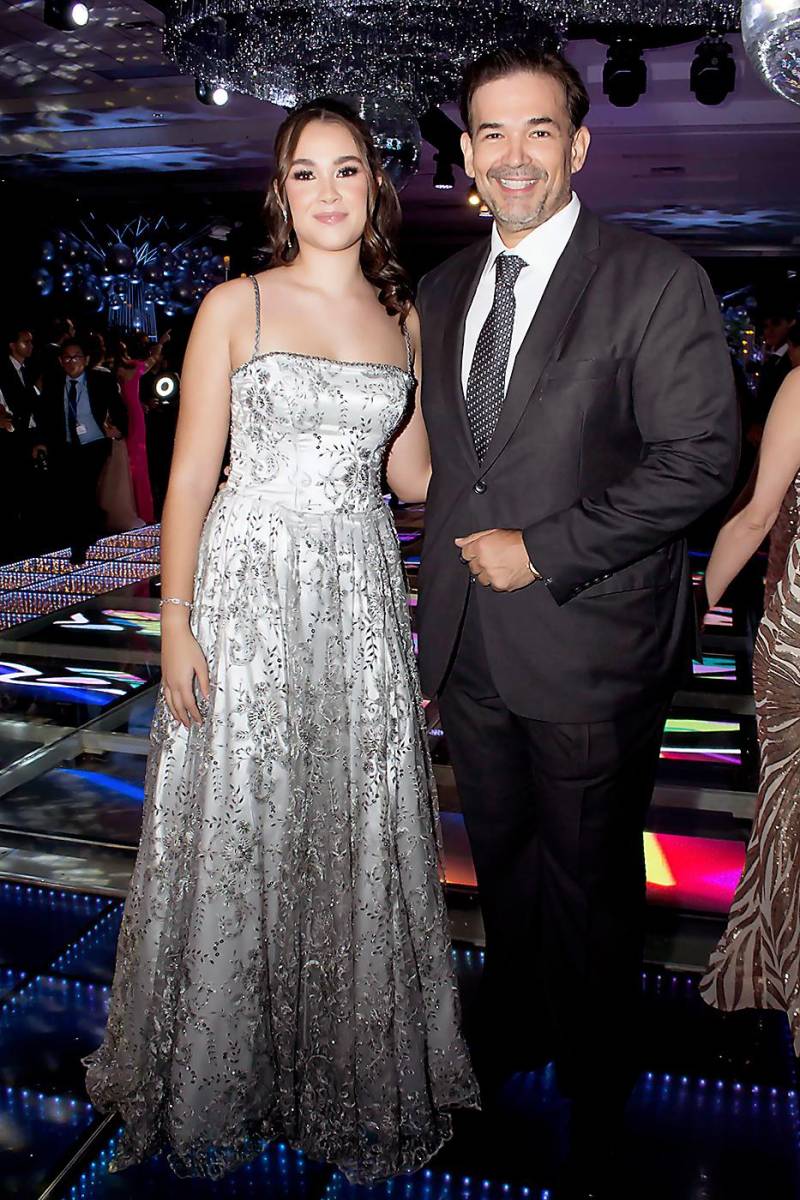Ana Victoria y su padre Alberto Downing.