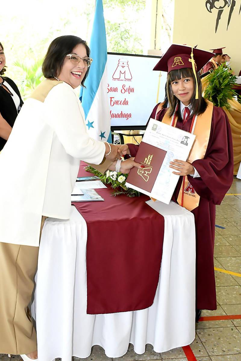 Entrega de títulos de la Mayan School 2023