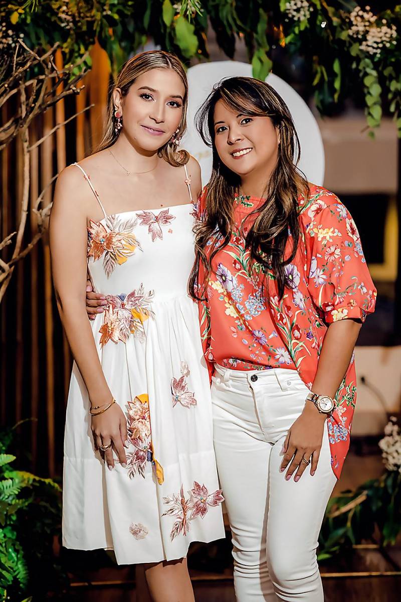 Stephanie Ewens y Glenda Linares.