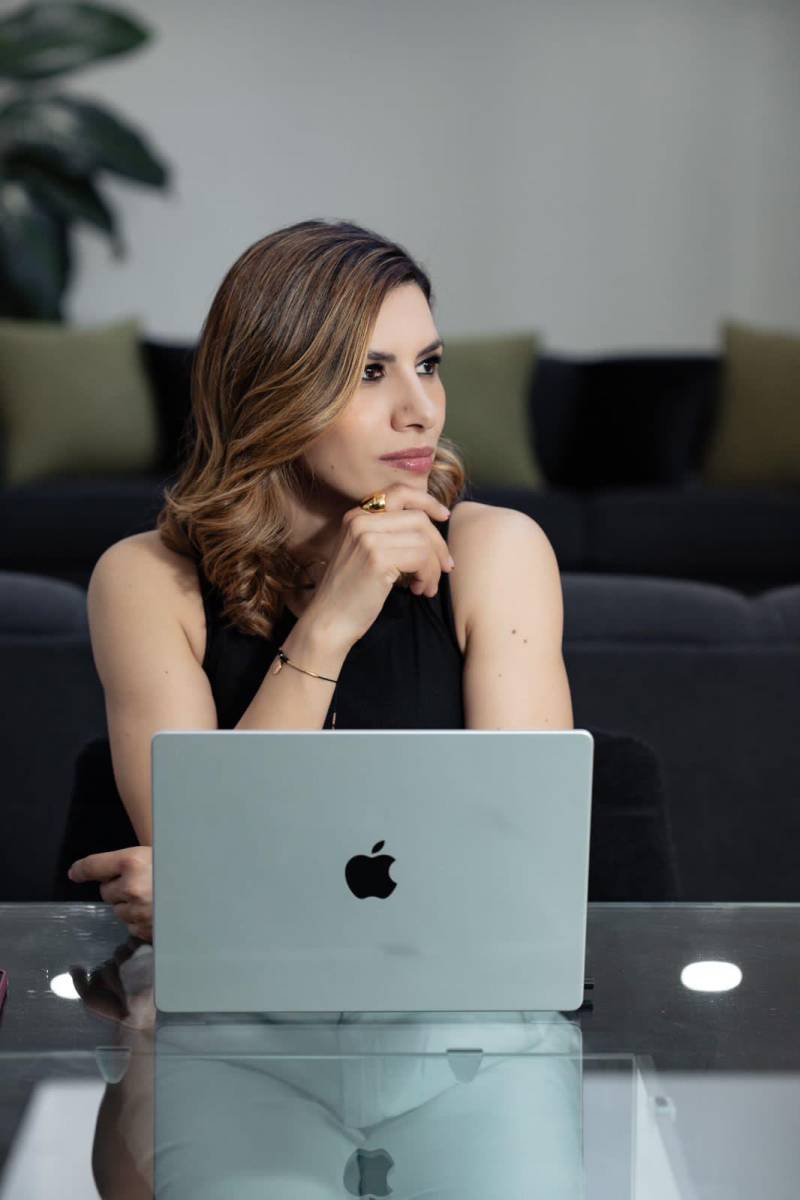 Descubre la magia de <b>Viv Home Decor</b>, donde el arte y la innovación se fusionan para crear velas esculturales únicas. Dirigido por Diana Casco, este emprendimiento comenzó como un proyecto entre madre e hija y rápidamente creció hasta convertirse en una empresa próspera. Su objetivo sin duda es iluminar eventos, hogares y momentos especiales con maravillosas velas. 