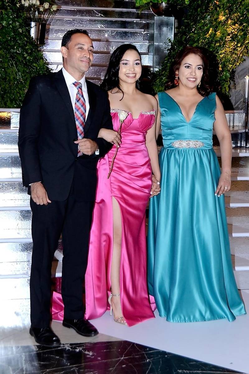 Jorge e Isabella Estrada con Scarleth Argeñal