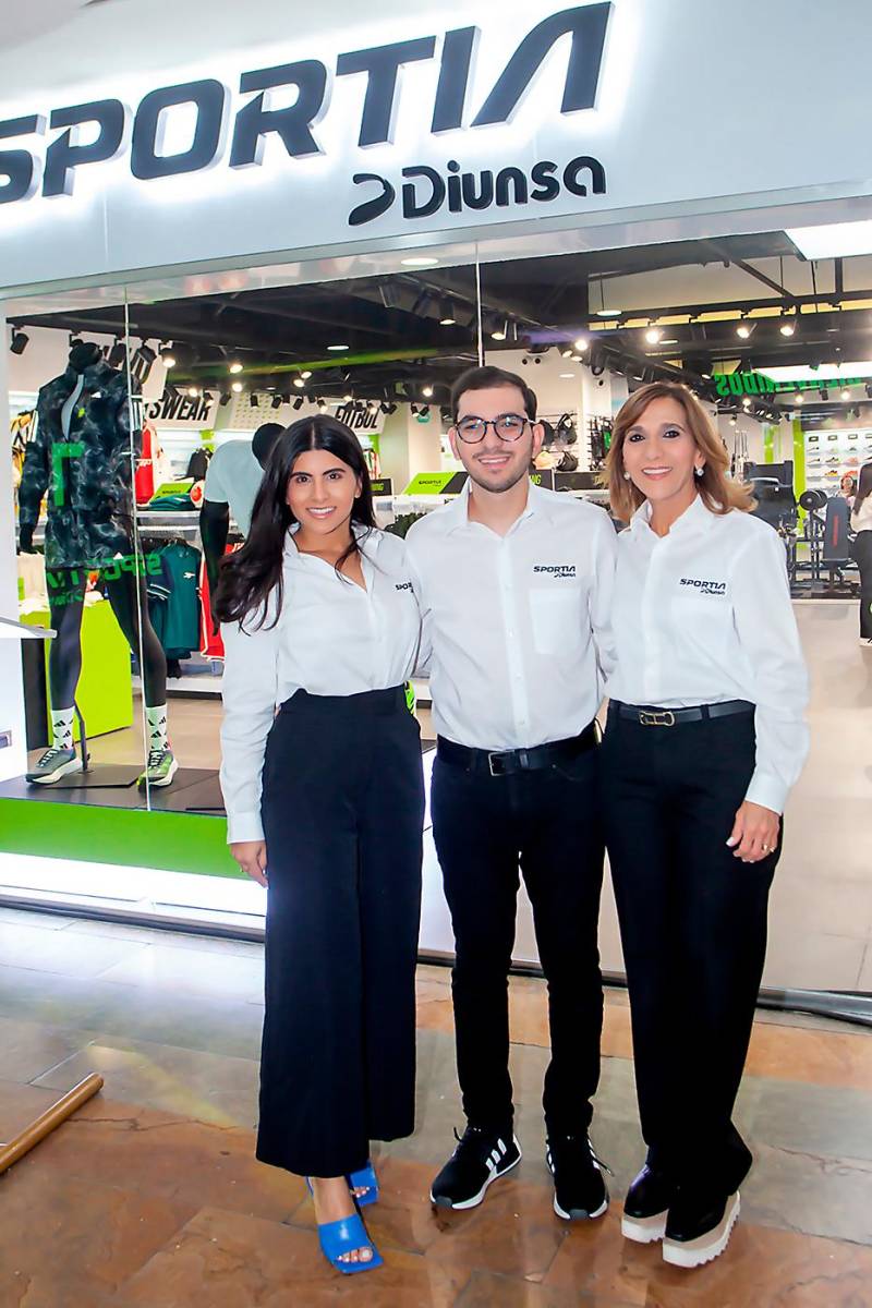 Viviana y Mario Alejandro Faraj con Diana Larach.
