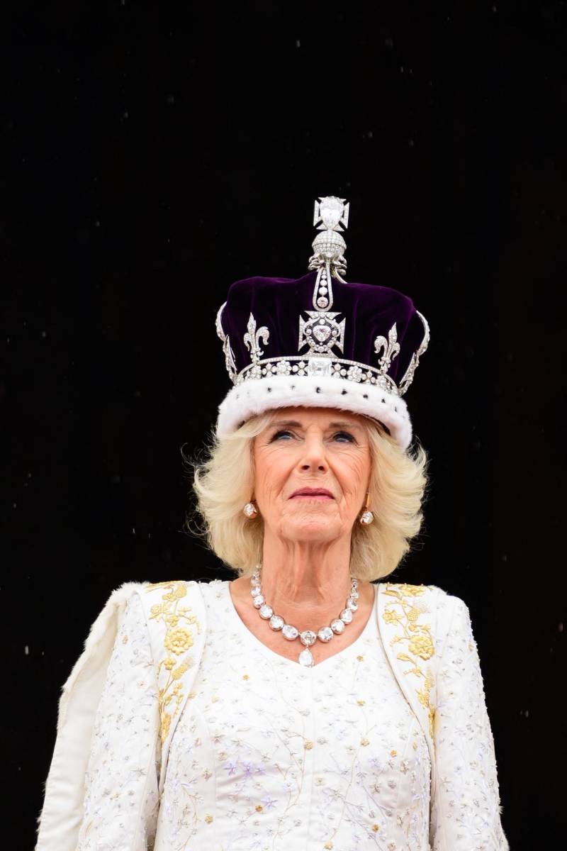 De blanco inmaculado en un diseño de<b> Bruce Oldfield</b>, Camila llega al balcón de Buckingham como reina consorte