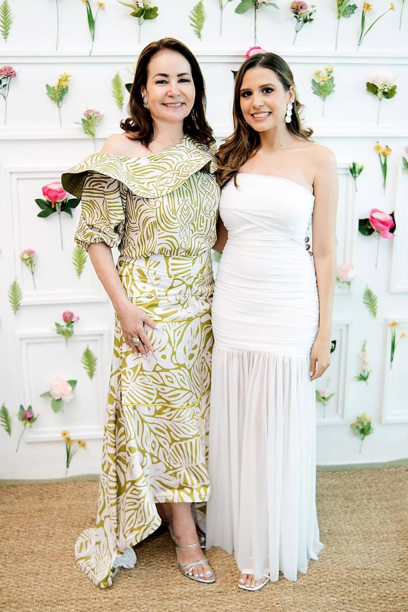 Mayda Ayestas y la agasajada Alexa Girón.