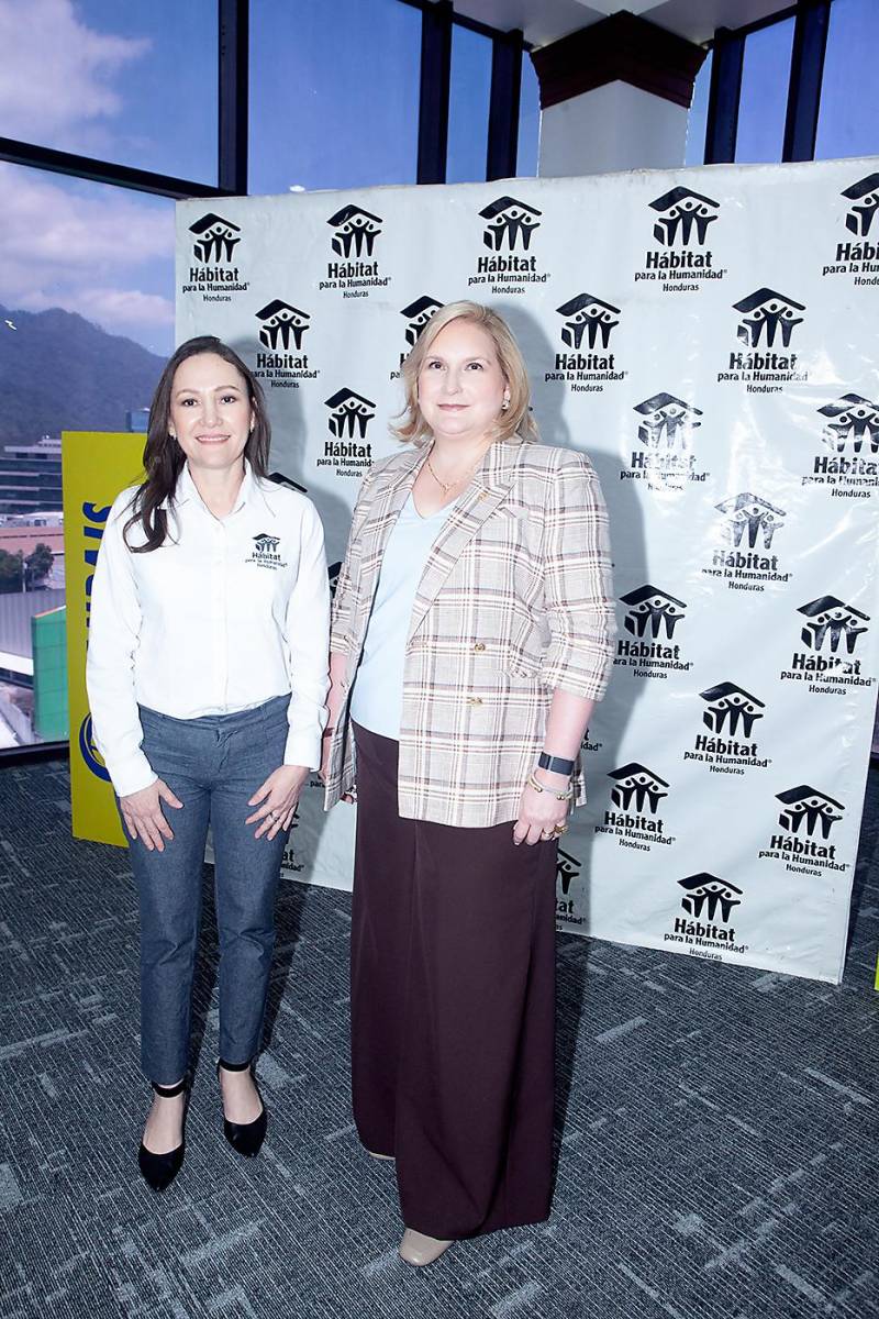 Martha Guillén, directora ejecutiva de Hábitat para la Humanidad y María del Rosario Selman-Housein, presidenta del Grupo Financiero del País.