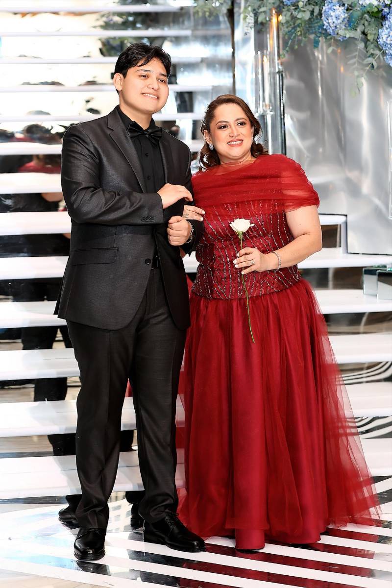 Arturo David Larios Valerio con su madre Karen Valerio de Larios 