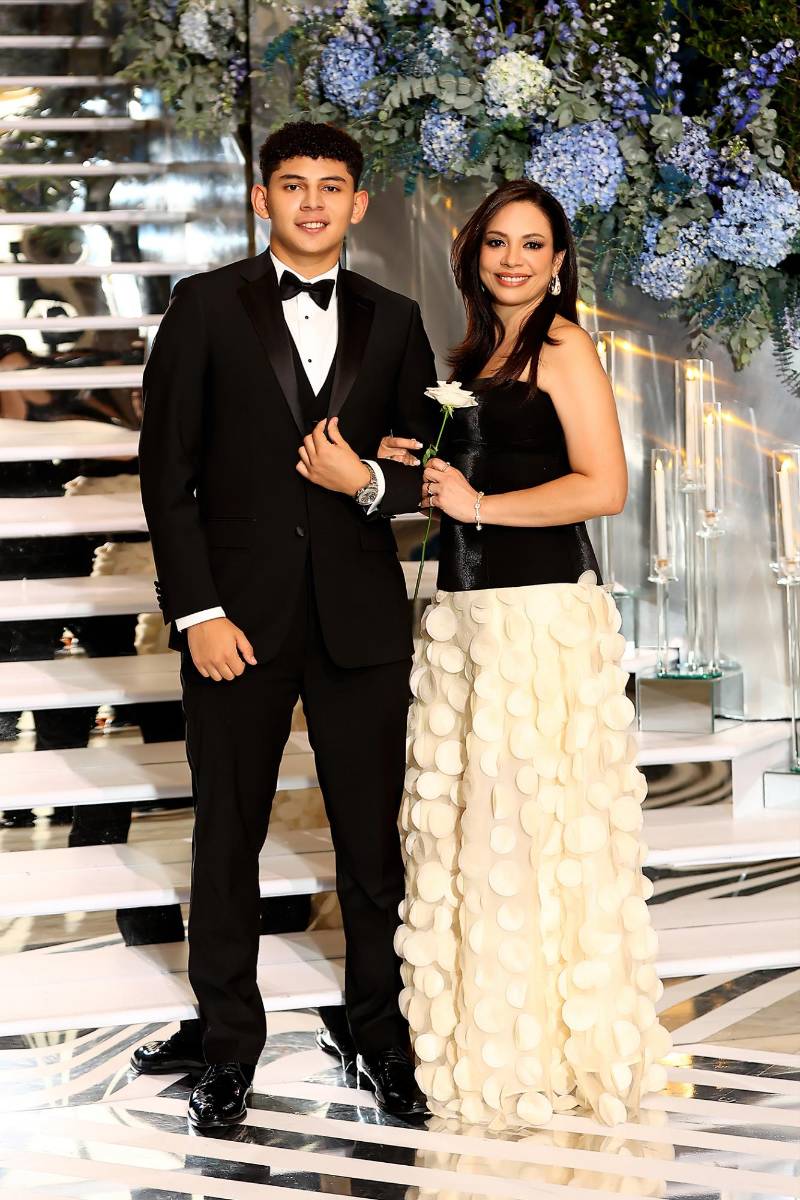Rogelio Andrés Obando con su madre Karen Romero Baca 