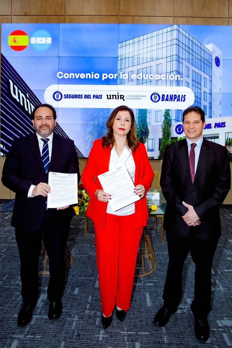 El salón de eventos de Torre Banpaís fue el escenario perfecto donde ejecutivos de Banpaís y la Universidad en Internet (UNIR) suscribieron un acuerdo de adhesión al Programa de Becas y Beneficios Corporativos, con el propósito de fortalecer el desarrollo académico y profesional de los colaboradores del banco, de Seguros del País y sus descendientes hasta en segundo grado. En la foto: Moisés Moya, director de Relaciones Institucionales para Latinoamérica de UNIR; Ana Pacheco, gerente Corporativo de Gestión y Desarrollo Humano de Banpaís y Misael Arguijo, director de País de UNIR.