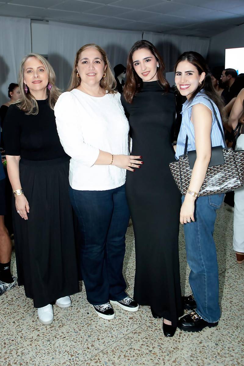 María Edith Vitanza, Celeste y Michaela Fajardo con Yasmine Vitanza.