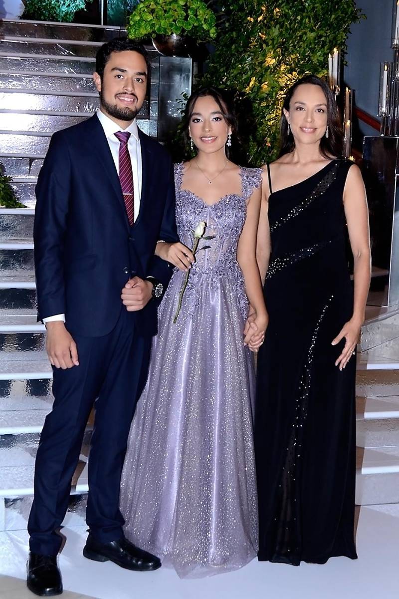 Andrea Pérez con sus padres Leonardo Pérez y Lesbia Rovelo 