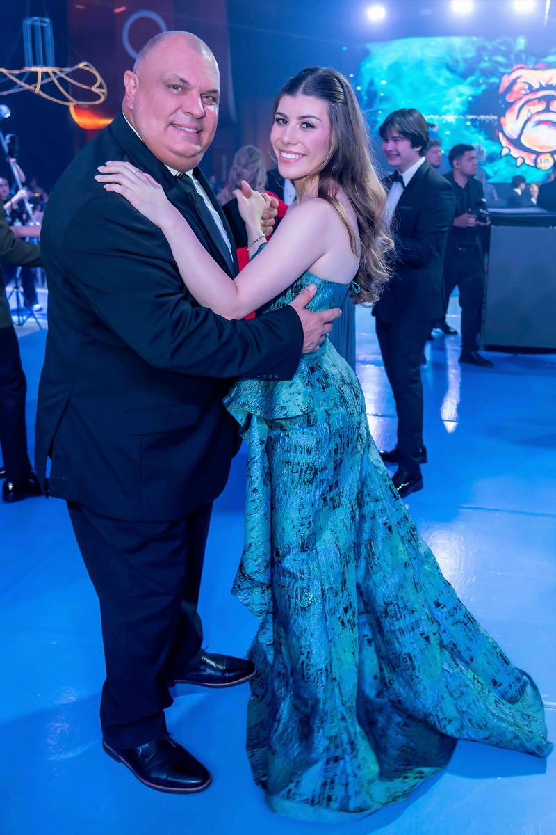 Desfile de Padres e Hijos en la gala de graduación de la Escuela Internacional Sampedrana 2026