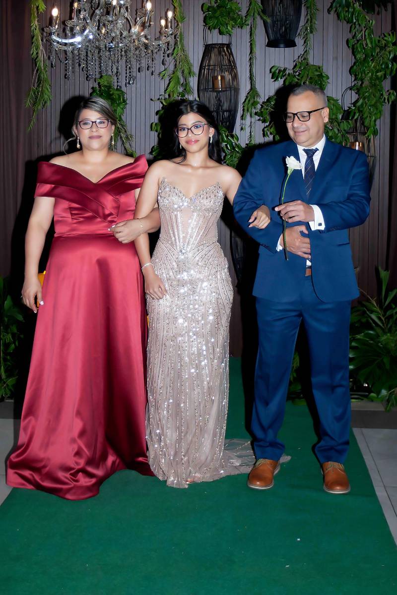 Adriana Vásquez con sus padres. 
