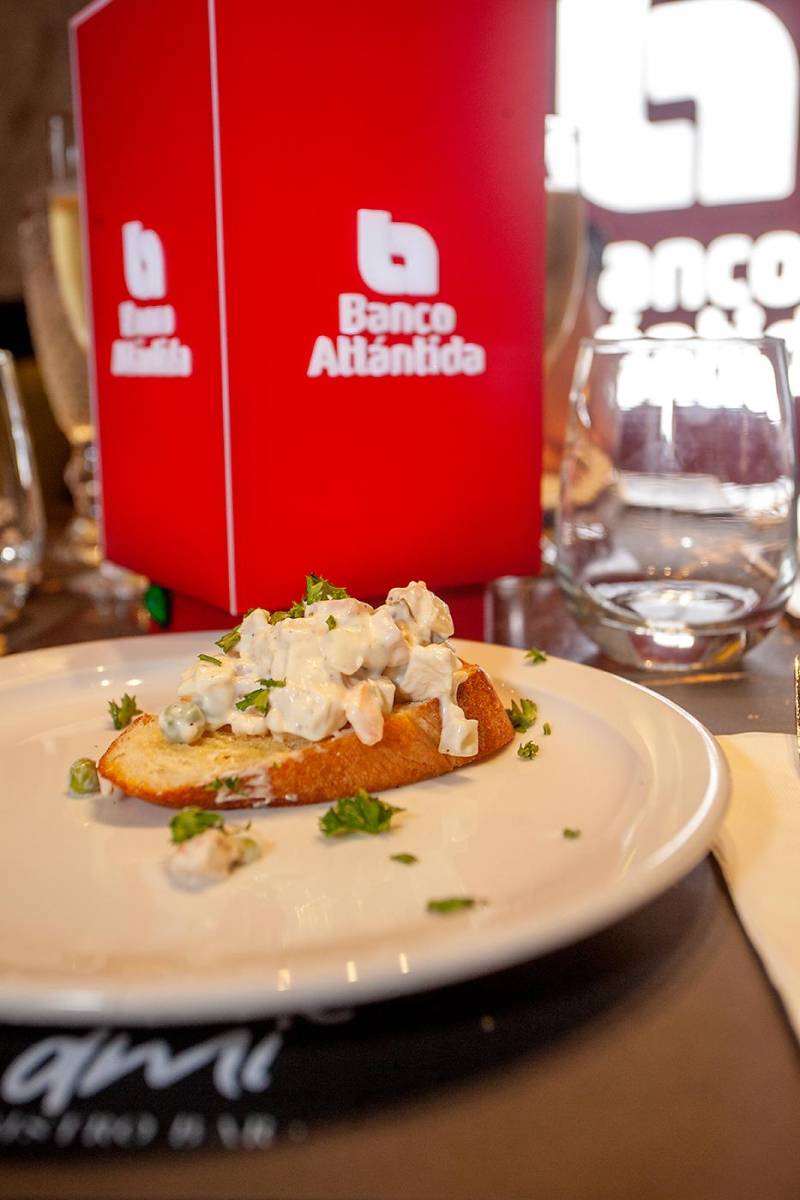 Bruschetta con ensalada rusa.