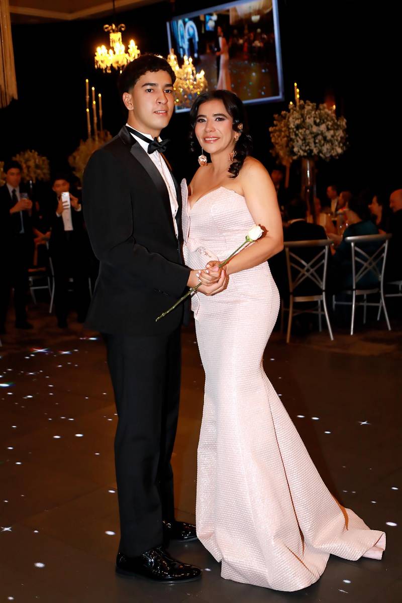 Jose Muñoz y su madre Angela Muñoz. 