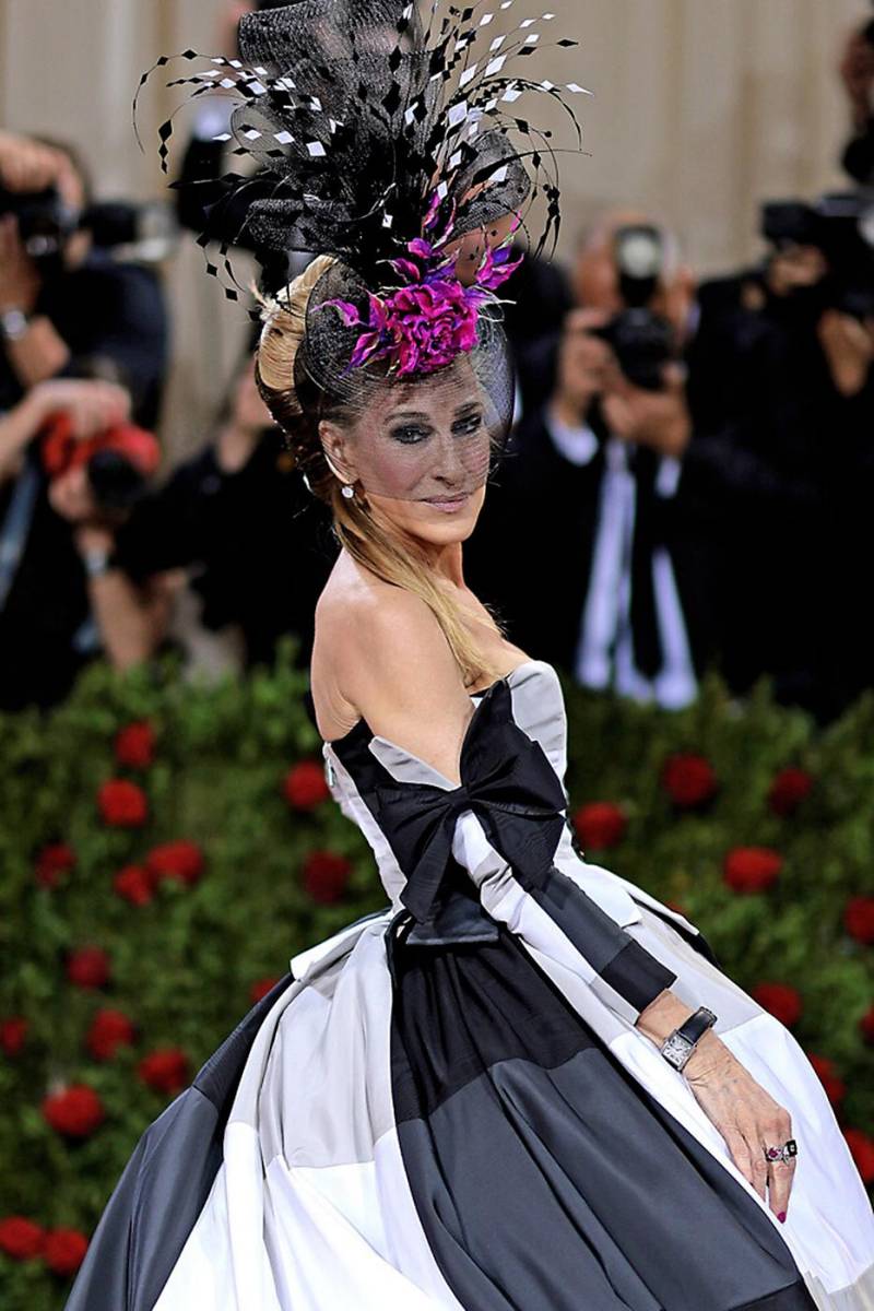 Sarah Jessica Parker lució un tocado de la firma Philip Treacy.