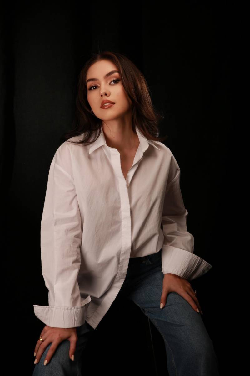 <b>DARIELA FERNÁNDEZ</b>. Esta estudiante de la Escuela de Diseño de Moda de Unitec promete sorprender con su colección cápsula Nativa, inspirada en las cafetaleras hondureñas y la riqueza de la moda latinoamericana. La propuesta destaca por sus prendas y accesorios en lino y adornos artesanales, que fusionan elegancia contemporánea con detalles tradicionales. 