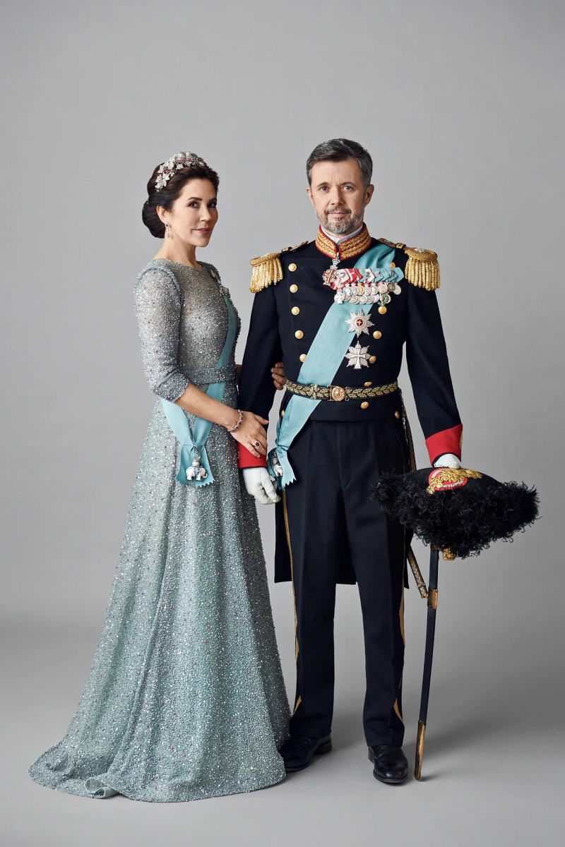 Ahora, preparándose para asumir la corona danesa, Frederik y Mary son extremadamente populares en Dinamarca, con índices de aprobación del 84% y 85%, respectivamente, según una reciente encuesta para Danmarks Radio. ¡El público espera con entusiasmo la nueva era!