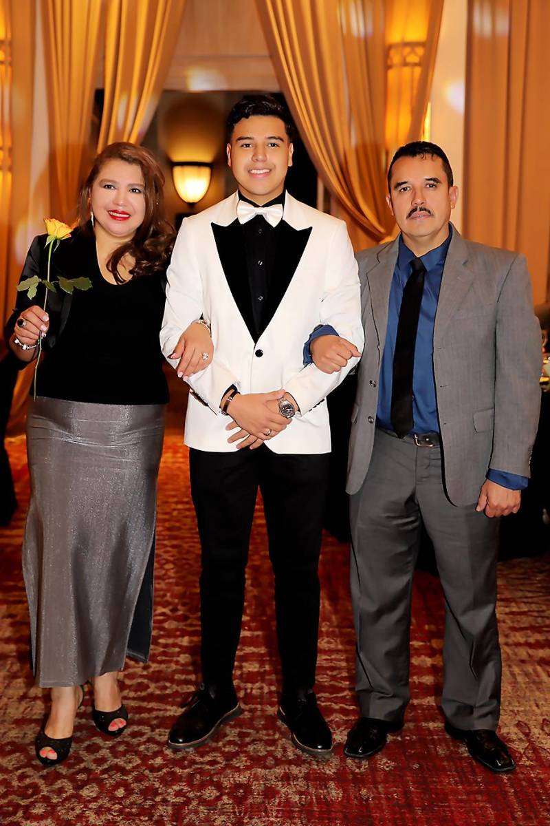 Claudia Garay, Emilio Flores y Javier Flores