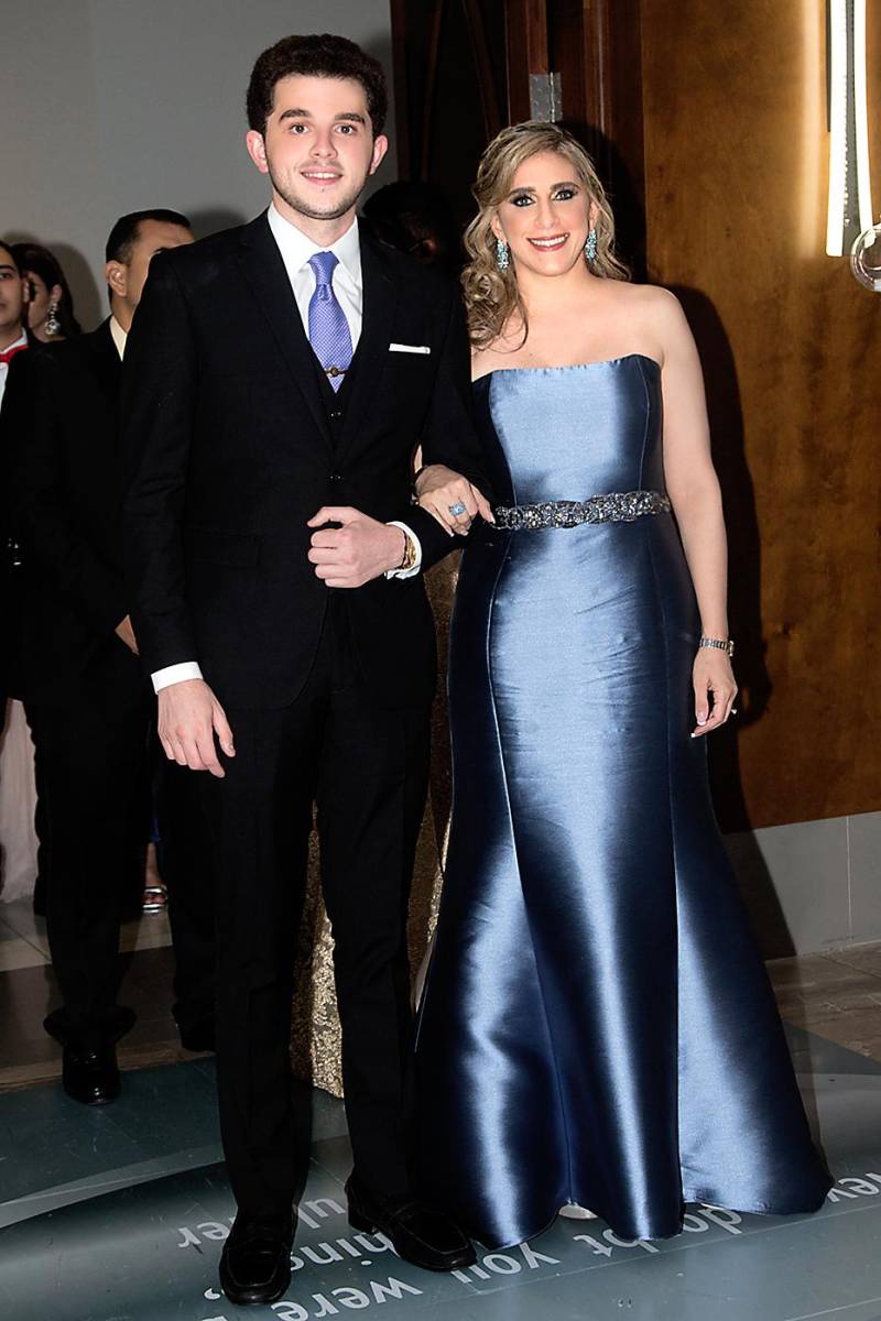 Héctor y su madre Lorena Kattan.
