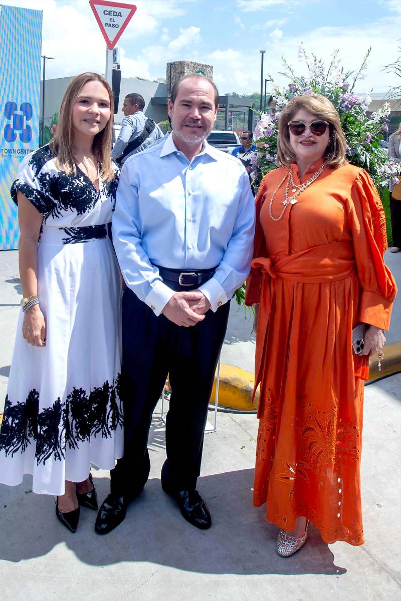  Carolina y Julio Fernández con Maritza Lara.